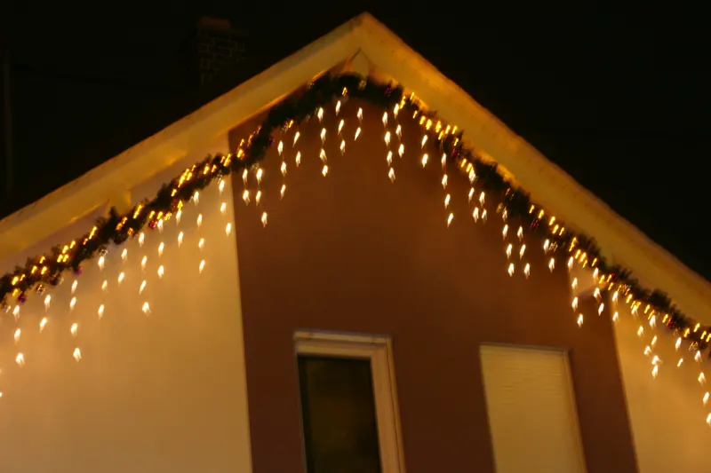 Giebel mit warmweißen Lichterketten und Eiszapfen-Lichtern