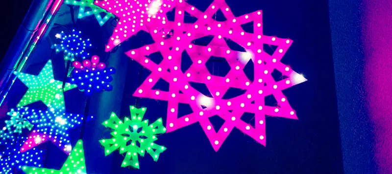 Pinke und grüne Pixel-Sterne in Nahaufnahme